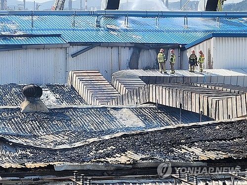 불에 탄 공장 지붕
