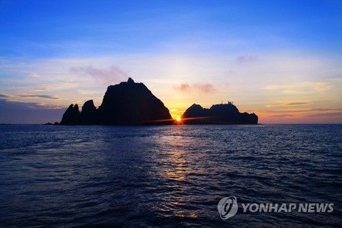 독도 동도와 서도 사이로 솟아오르는 태양