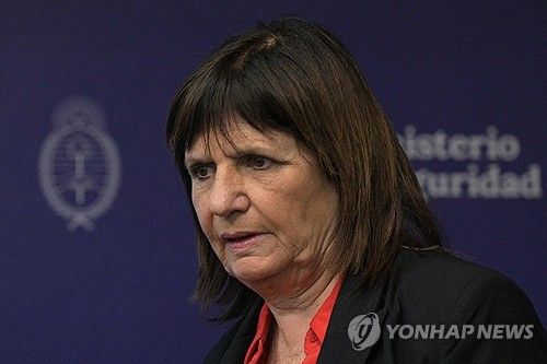 기자회견하는 아르헨티나 치안장관
