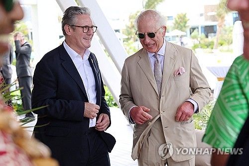 스타머 총리와 대화하는 찰스 3세