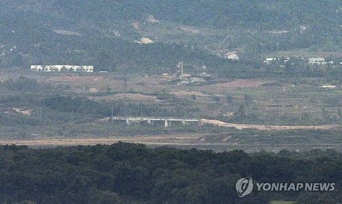 경의선 도로 인근에 쌓인 흙더미