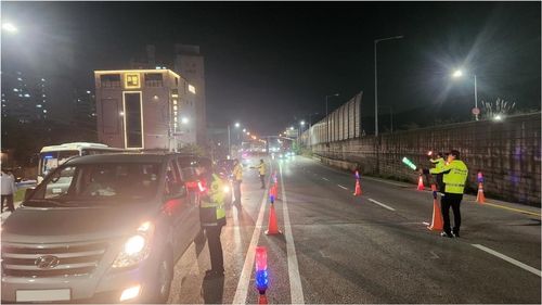 (남양주=연합뉴스) 지난 24일 밤 경기 남양주시의 한 도로에서 경찰이 음주단속을 실시하고 있다. 2024.10.25 [경기북부경찰청 제공. 재판매 및 DB금지]