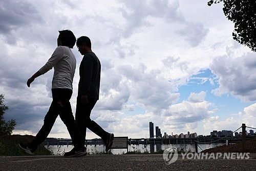 가을 하늘 아래 산책하는 시민들