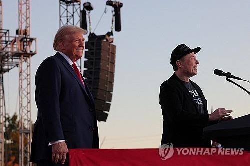 트럼프 대선 유세에 참가한 머스크