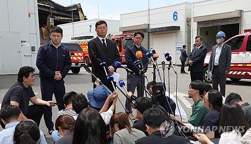 취재진 질문 듣는 박순관 에스코넥 대표