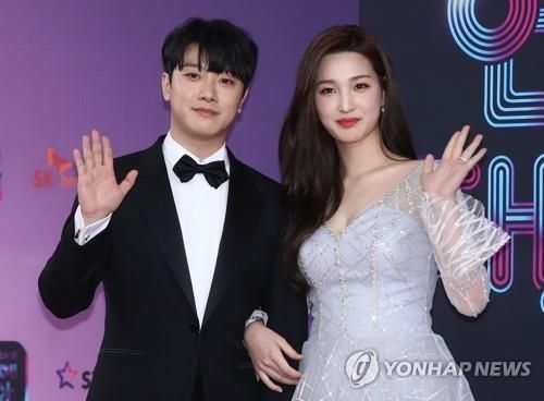최민환(좌)과 율희(우)