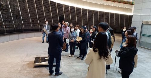 제주4·3평화공원 내 위패봉안소 찾은 경남 교원들