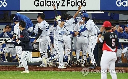 동료 격려 받는 김헌곤