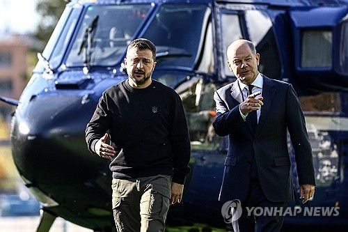 볼로디미르 젤렌스키 우크라이나 대통령(왼쪽)과 올라프 숄츠 독일 총리