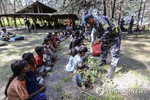 로힝야족 난민 아이들에게 음식 나눠주는 인도네시아 해군