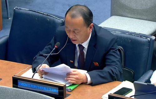 유엔 회의장서 답변권 행사하는 북한대표부 관계자