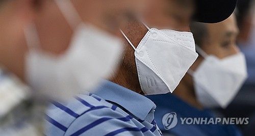 마스크 쓴 시민들