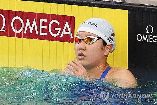 기록 확인하는 김채윤