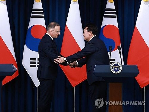 악수하는 윤석열 대통령과 두다 폴란드 대통령