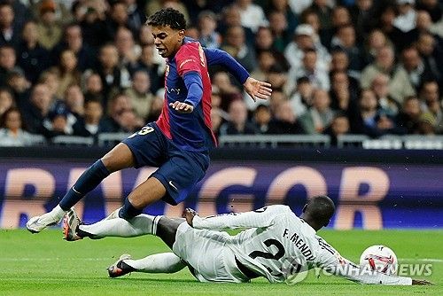 태클 당하는 야말