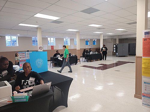 사전 투표하는 유권자들