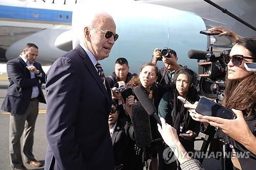 펜실베이니아주 공항서 기자들 질문에 답하는 바이든 