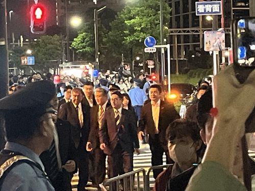 총선 전 마지막 유세를 마친 뒤 현장을 빠져나가는 이시바 시게루 총리