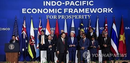 IPEF 정상회의 후 기념사진 찍는 정상들