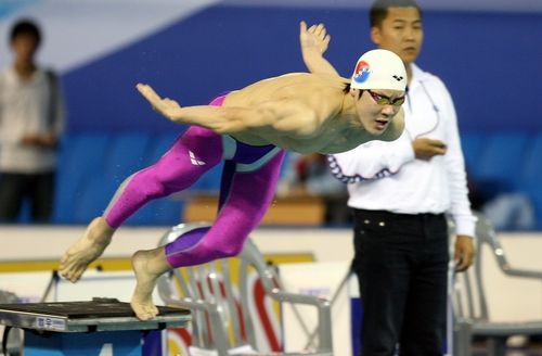 경북 김천실내수영장에서 열린 제87회 전국체육대회 남자 고등부 수영에서 5관왕을 차지한 박태환 선수. 2006년 [연합뉴스 자료사진] 