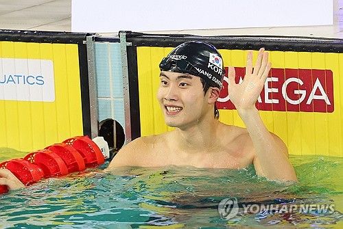 기록 확인하는 황선우