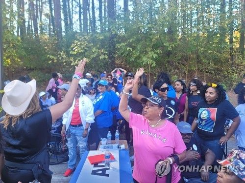 미 조지아 해리스 유세장에서 입장 기다리는 지지자들