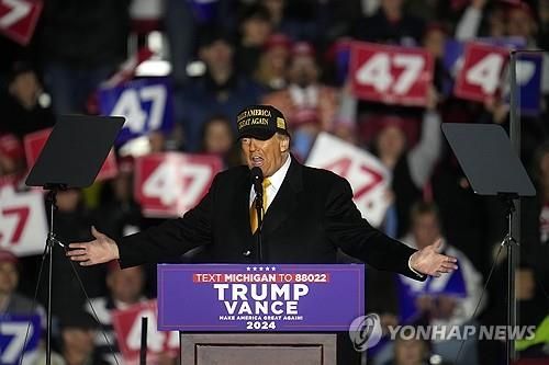 트래버스 시티서 유세하는 트럼프 전 대통령