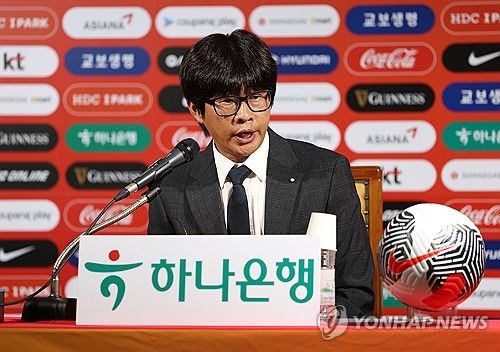 한국 여자 축구 대표팀의 신상우 감독