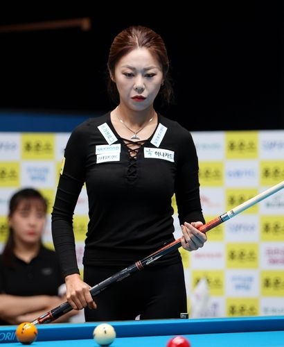 공을 응시하는 '당구 여제' 김가영