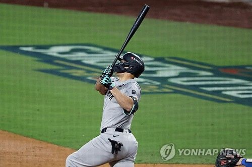 양키스 스탠턴의 힘찬 홈런 스윙