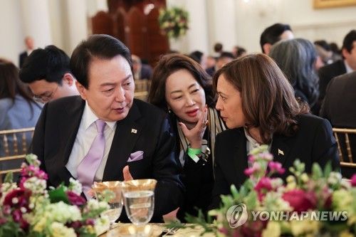 대화하는 윤 대통령과 해리스 미국 부통령