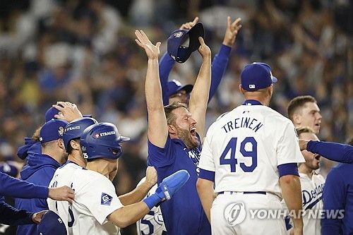 프리먼의 끝내기 홈런에 기뻐하는 다저스 동료들