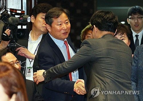 악수하는 한동훈-이철규