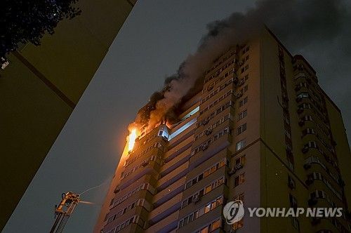 자폭 드론 공격으로 화재가 발생한 키이우 고층 아파트