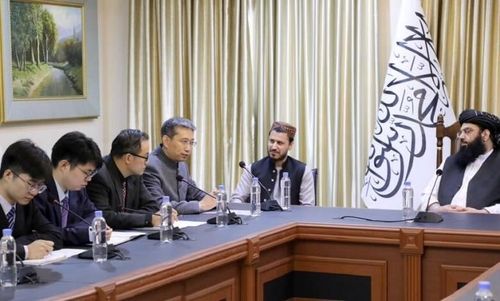 카비르 아프간 부총리(오른쪽)과 회담하는 자오 중국 대사(왼쪽에서 네번째)