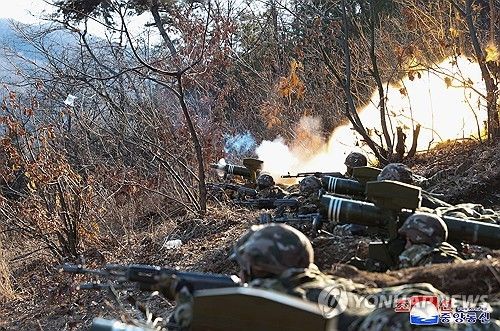 김정은, 軍훈련장 찾아 "전쟁기도 철저히 제압"…한미연합훈련 대응