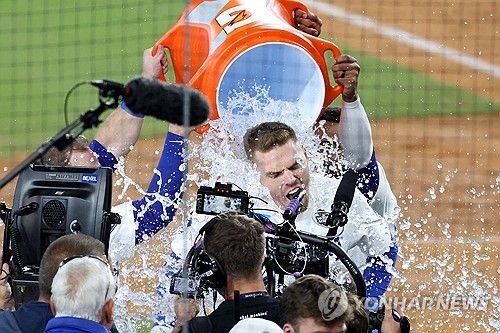 인터뷰 도중 물세례 받는 프리먼