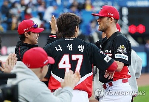 동료 격려 받는 네일