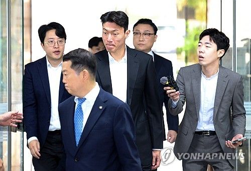 '불법촬영 혐의' 황의조, 첫 재판 출석