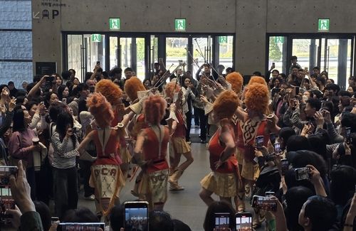 공연 전 퍼레이드를 하는 '샤잠!' 출연진들 