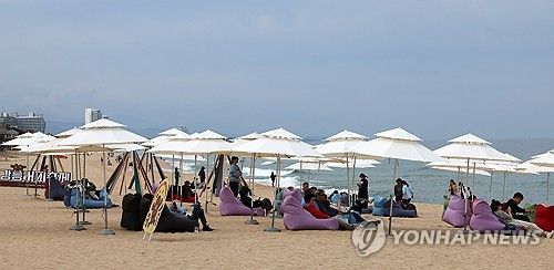 백사장에 누워 마시는 커피