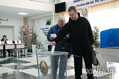 우즈베키스탄 수도 타슈켄트의 한 투표소