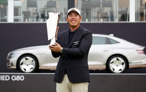 우승컵을 든 안병훈