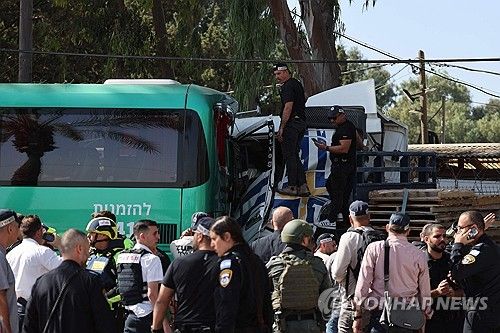 텔아비브 버스정류장에 트럭 돌진