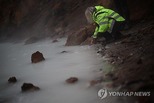 아이슬란드 아스캬 화산 분화구에서 온도를 측정하는 현지 화산학자