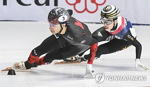 빈틈 노리는 박지원(오른쪽) 