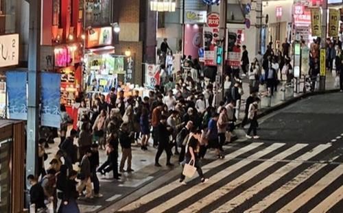 도쿄 도심 횡단보도를 건너는 일본 시민들