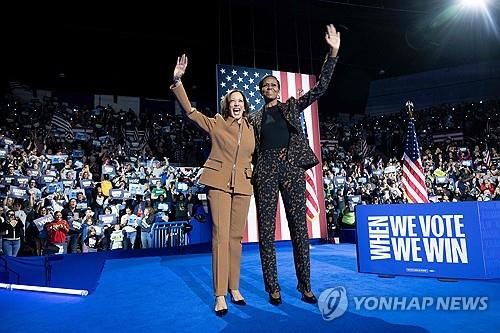 대선 D-10 미시간 유세에 함께한 해리스와 미셸 오바마