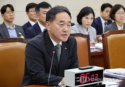 질의에 답변하는 김태현 국민연금공단 이사장