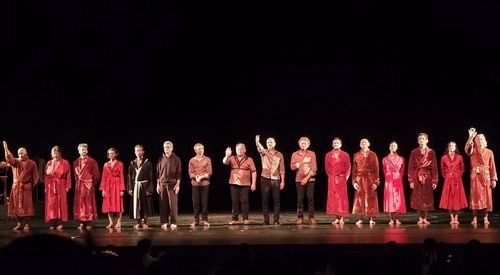 관객에게 인사하는 드쿠플레와 '샤잠!' 출연진들